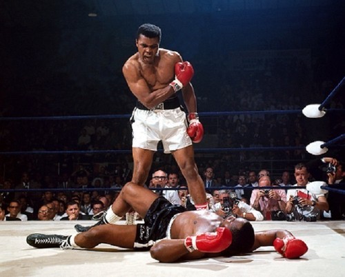 Muhammad Ali standing over Sonny Liston Boxing 8"x 10" Photo - 第 1/1 張圖片