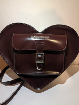 Dr. Martens Herzform Vegan Leder Rucksack Schultertasche Kirschrot (386)