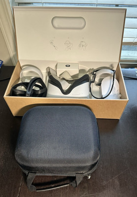 Oculus Quest 2 128GB VR Headset - Everything in Box and Case