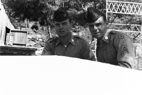 21 NEGs 35mm KOREA 1950s SOLDIER'S PHOTOS US ARMY TROOPS R&R BEERS RIVER PEOPLE - Picture 7 of 24