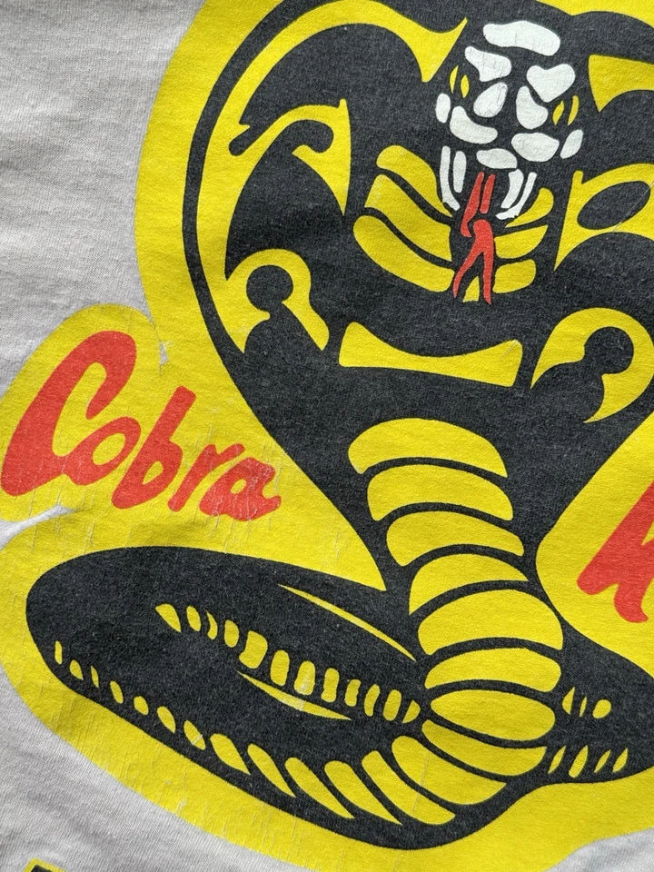 Camisa Cobra Kai Talla 2X Oficial Karate Niño Golpe Primero Rápido Sin Misericordia Beige Foto 4 de 4