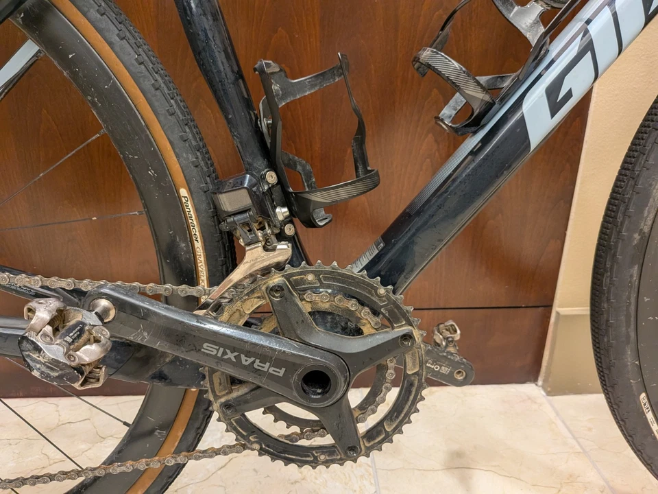 Bicicleta gravel de carbono completa Giant Revolt Advances Pro 1 (actualizada) Foto 3 de 4