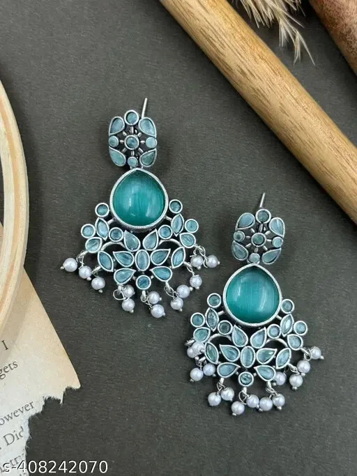 Pendientes llamativos de múltiples piedras preciosas, Jhumka oxidado con cuentas, joyería india Foto 4 de 4