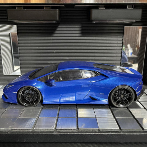 Kyosho 1/18 Lamborghini Huracan Coupe LP610-4 with display Kyosho 1/18 Lamborghini Huracan Coupe LP610-4 with display