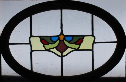 OVAL OAK FRAME MIDSIZE OLD ENGLISH LEADED STAINED GLASS WINDOW 23" x 15 3/4" - Picture 2 of 3