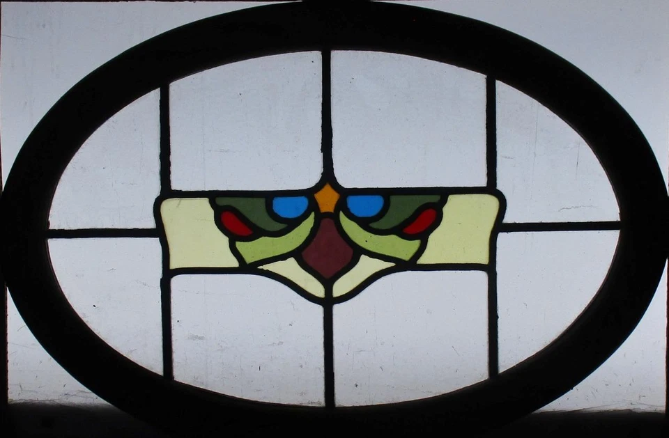 OVAL OAK FRAME MIDSIZE OLD ENGLISH LEADED STAINED GLASS WINDOW 23" x 15 3/4" - Image 2 of 3