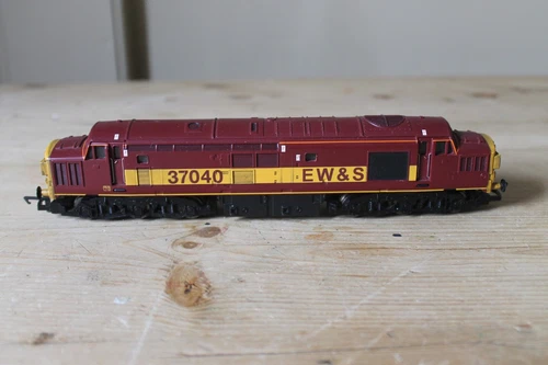 HORNBY 00 GAUGE CLASS 37 DIESEL LOCO IN EWS LIVERY WEATHERED