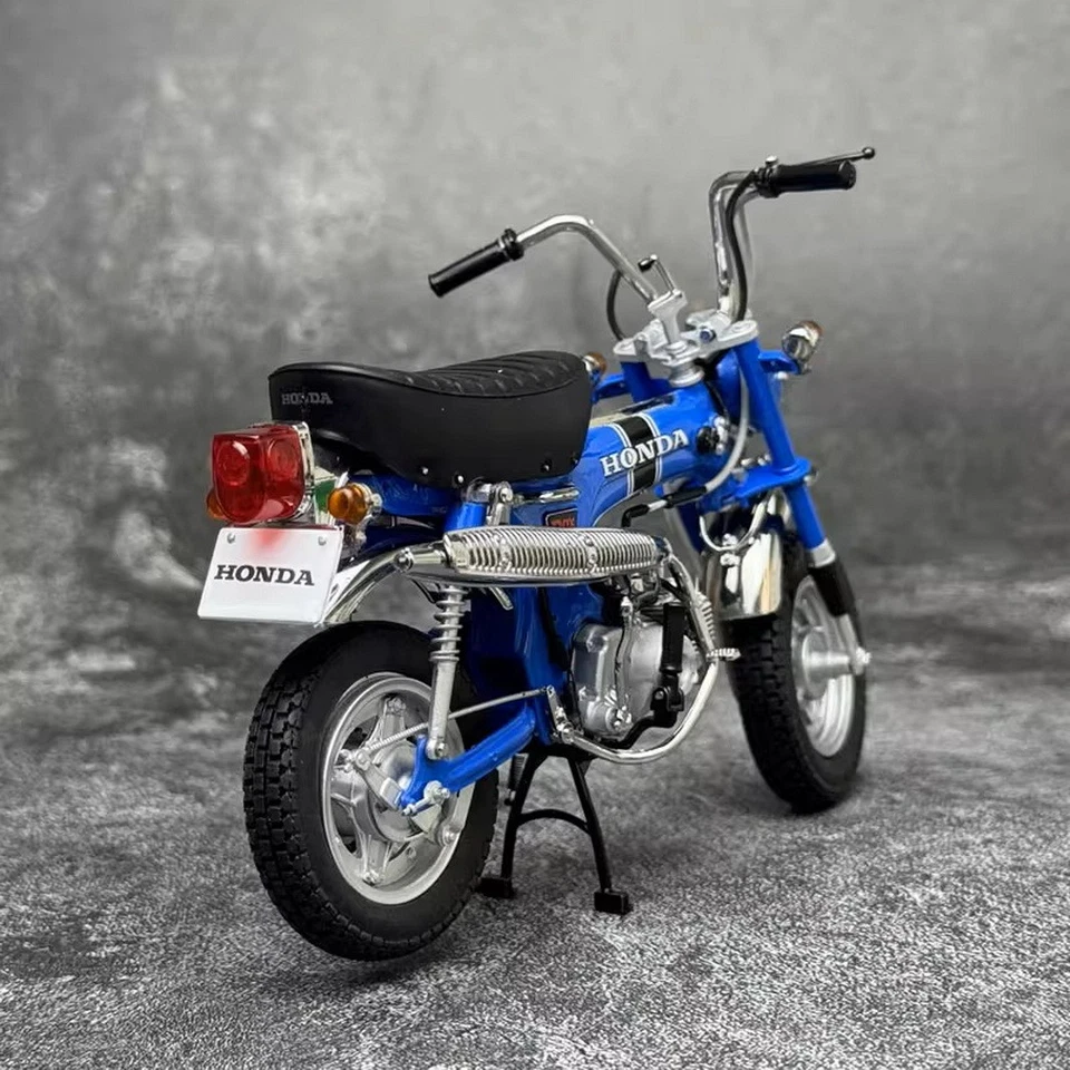 EBBRO 1/10 Scale Honda DAX ST50 1969 Blue Motorcycle Diecast Model Toy  - Image 4 of 4