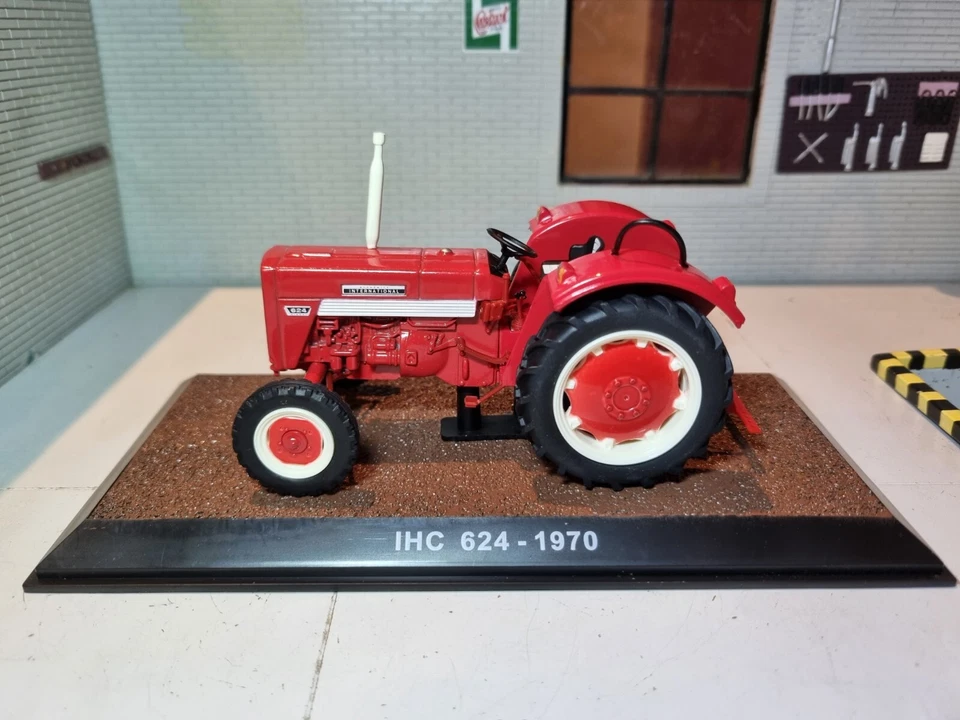1:32 International Harvester McCormick IHC 624 Tractor 1970 Red Diecast Scale - Image 3 of 4