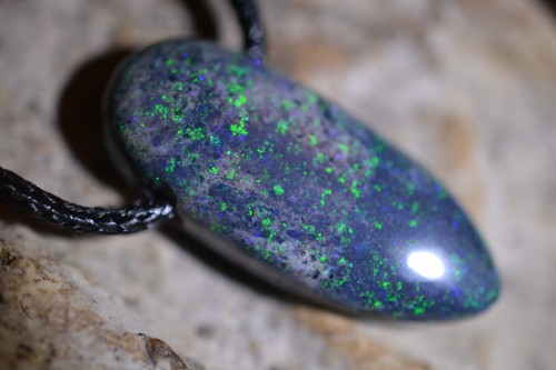 Cadena de ópalo de matriz dura de roca mooka verde brillante vivo 14ct 25x10x6 AUS - Imagen 3 de 3