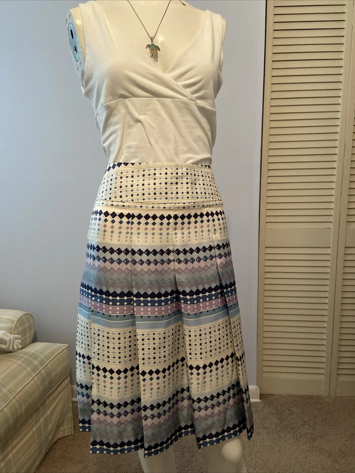 Kenneth Cole Reaction 100% Silk Pleated Skirt Ivory Blue polkadots diamonds Sz 8 - Imagem 2 de 4
