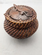Vintage Carved Gecko Lizard Lid Woven Wicker and Wood Small Trinket Basket
