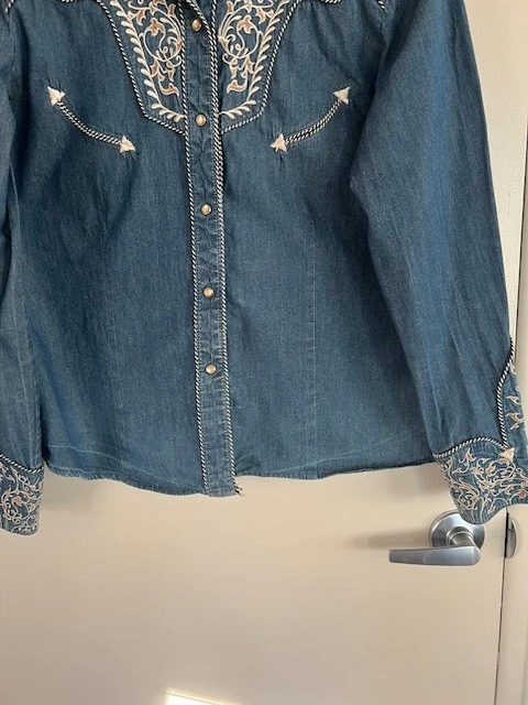 Camisa Scully Para Mujer Grande Azul Denim Desplazado Bordado Perla Occidental A Presión LS Foto 3 de 4