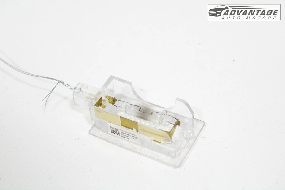 Chrysler 300 2012-2023 sedán panel de puerta frontal izquierdo lámpara de luz de cortesía OEM Foto 3 de 4