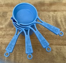 Set of 4 Nesting Stackable VTG Dusty Blue Measuring Cups, Daisy Floral Pattern