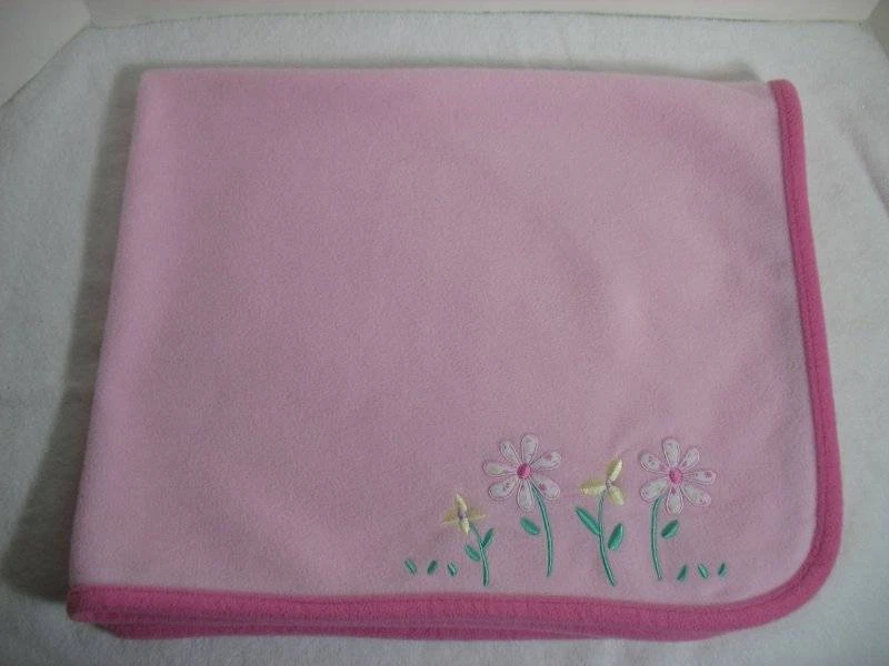 Manta de bebé Child of Mine Carters rosa polar con flores bordadas usada en excelente estado Foto 2 de 3