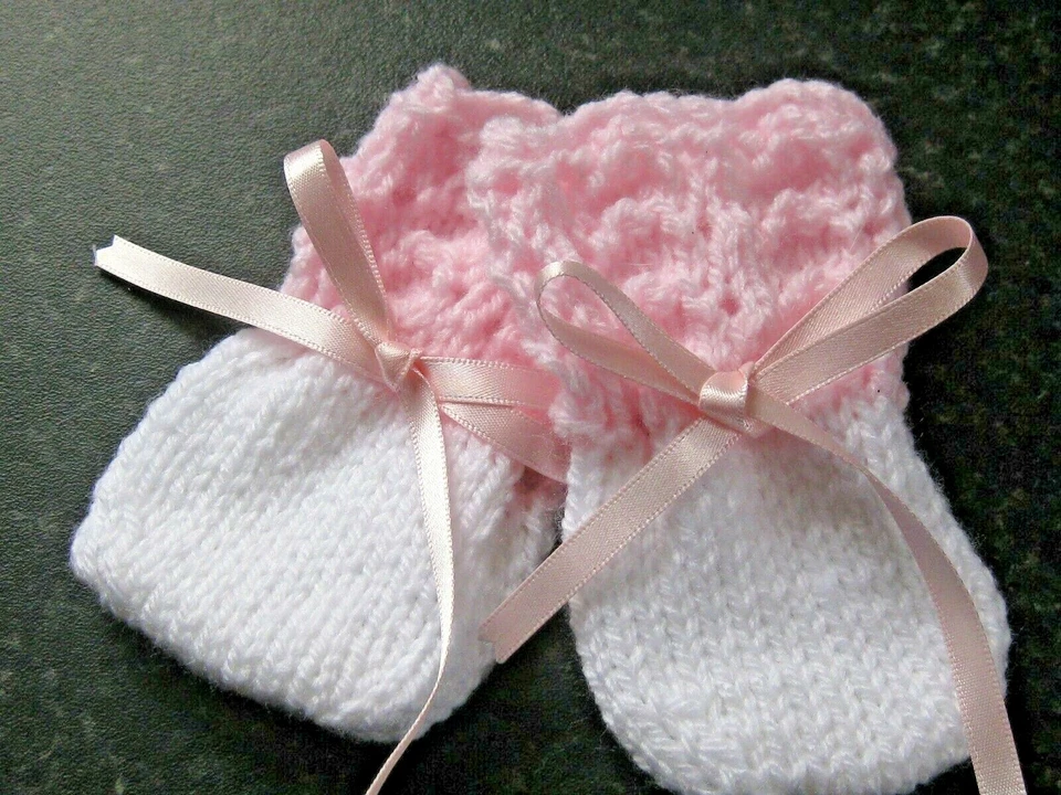 SCHÖNE HANDGESTRICKTE BABY FÄUSTLINGE IN WEISS MIT ROSA OBERTEIL GRÖSSE 0-3 MONATE (6)