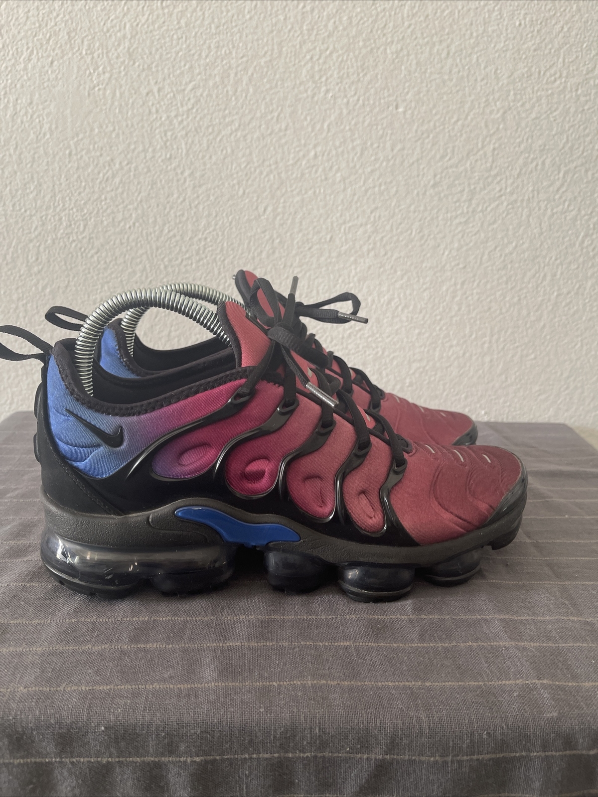 vapormax plus red violet blue