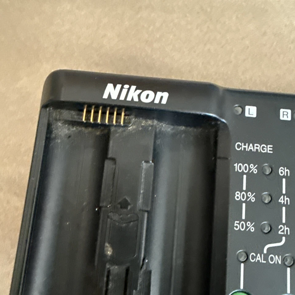 Cargador de batería original Nikon MH-26 Foto 3 de 4