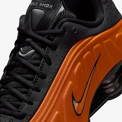 NIKE Shox R4 Bright ceramic / Black / Metallic dark gray HQ1988