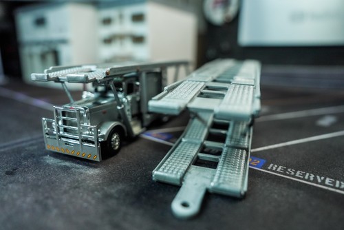 DCP 1/64 Peterbilt 389 CUSTOM MADE CAR HAULER - Picture 18 of 20
