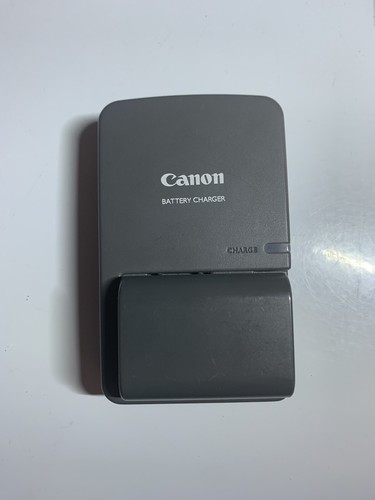 Canon Digital Rebel XT DS126071 Camera Bundle, Lens, Charger, Bag and More - Photo 20 sur 21