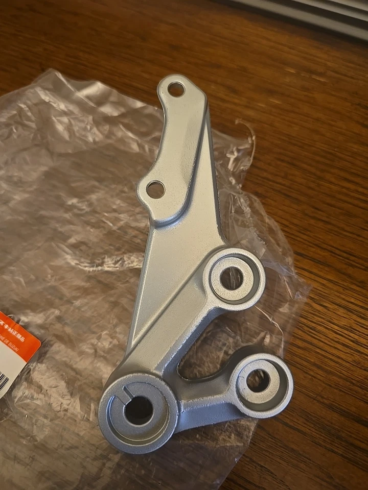 Soporte reposapiés delantero derecho genuino Suzuki GSXR1000 2005/06 43511-41G00 Foto 3 de 4