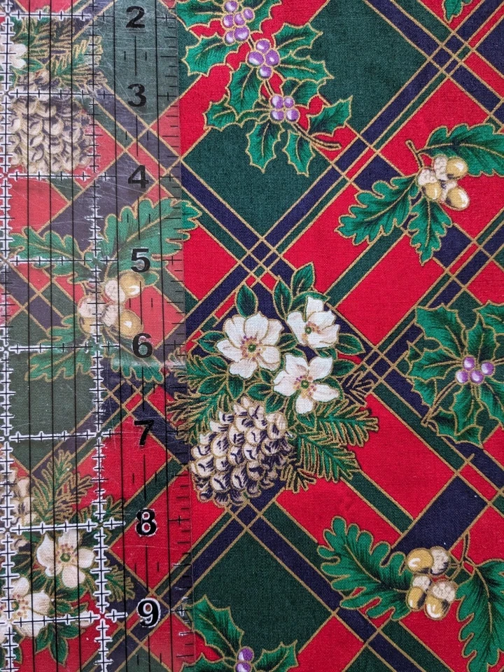 Tela de algodón roja/verde/dorada Holiday Edition de Fabri Quilt Inc. conos de pino Foto 3 de 3