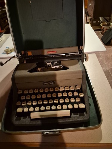 Royal Quiet De Luxe — eBay listing photo