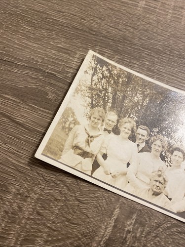 Vtg RPPC Photo Postcard AZO Candid Shot Of Extended Family Smirking And Smiling - Imagen 2 de 11