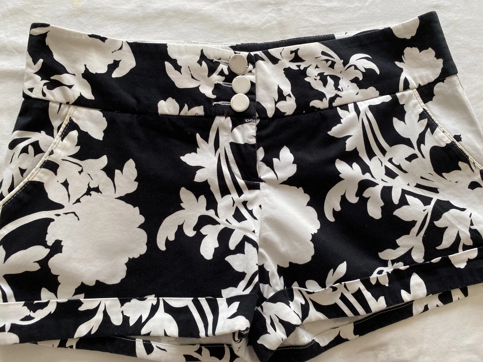 Pantalones cortos de vestir Bebe negros/blancos con puños dobladillo cuero con botones/ajuste talla 10 Foto 3 de 4