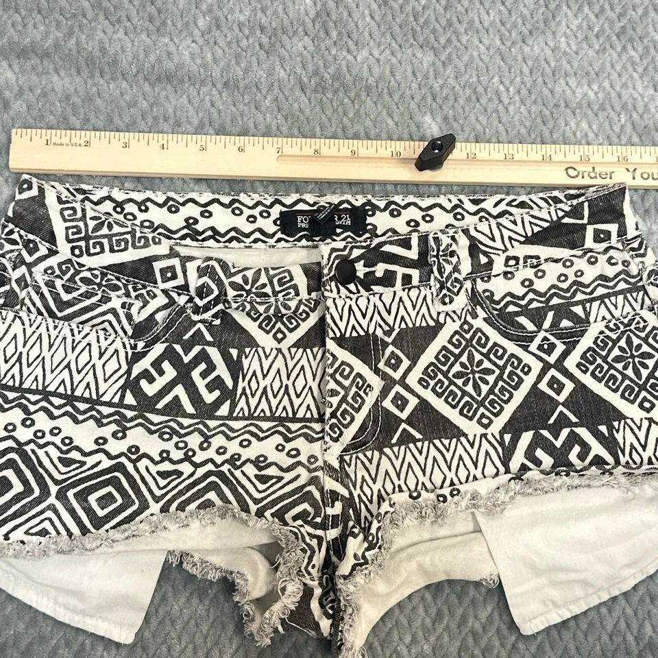 Pantalones Cortos Forever 21 Tiro Bajo 30 Pulgadas Cintura Micro Mini Botín Estampado Azteca Envejecido Foto 4 de 4