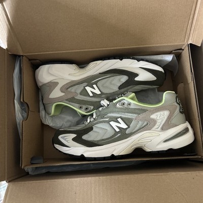 Men Pair of New Balance 725 Shoes Sneakers Size 9.5