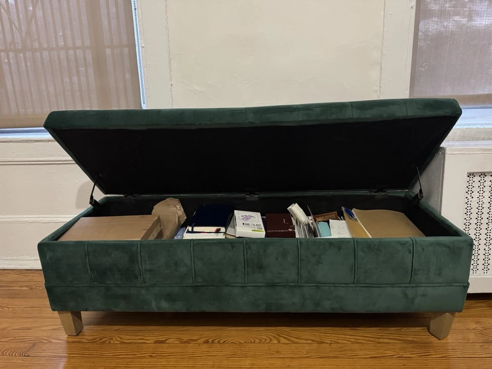 Hermoso banco otomano de gamuza verde Foto 3 de 3
