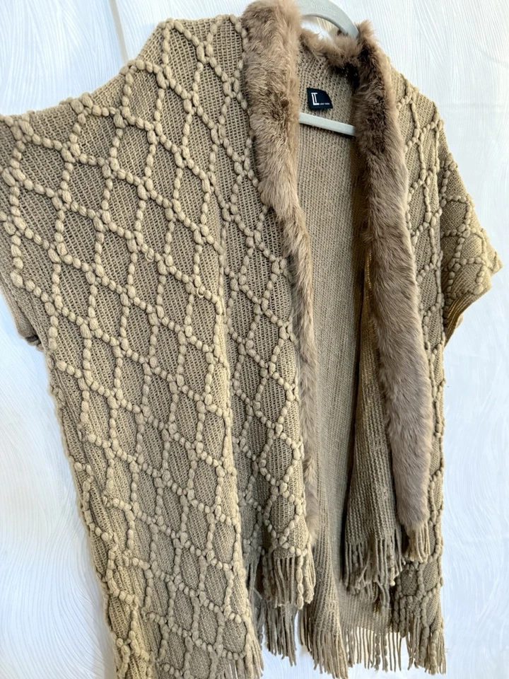 Chaleco cárdigan tejido con ribete de piel de conejo Love Token O/S flecos camel boho de lujo Foto 4 de 4