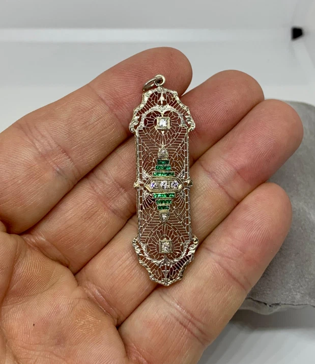 Brillante colgante de diseño antiguo de filigrana de esmeralda verde con diamantes talla mina antigua Foto 4 de 4