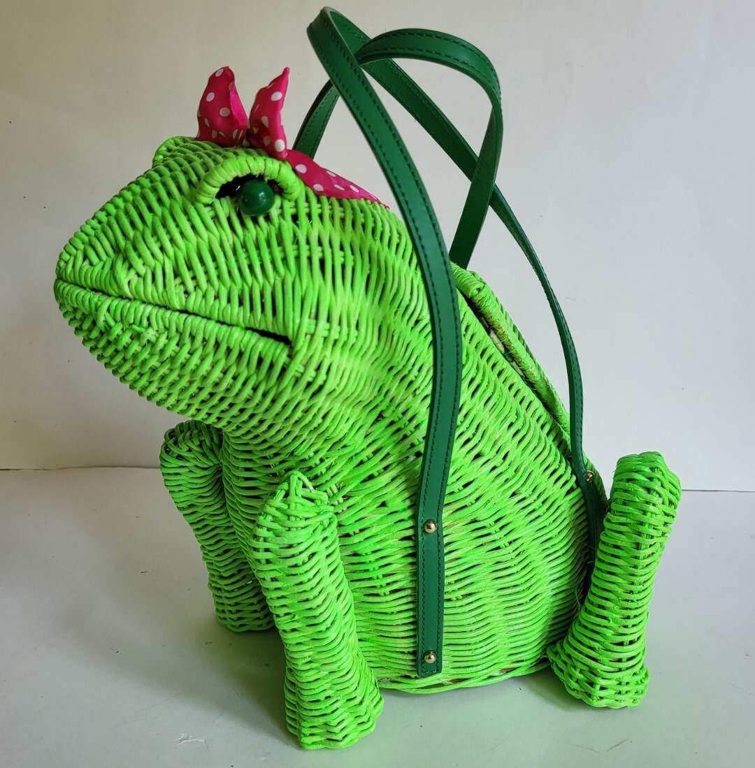 Kate Spade Wicker Novelty Bag Hand Painted Big Green Frog w/ Pink polk-a-dot Bow image 4