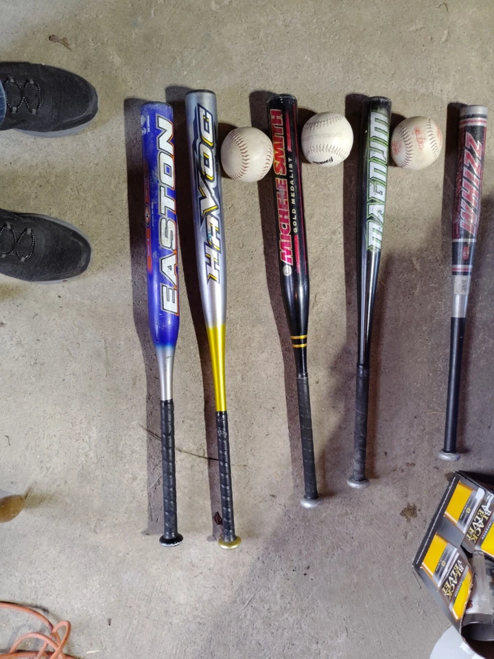 5- Bates de aluminio de softbol + pocas pelotas de softbol y bolsa de bate Nike. Todo en muy buen estado. Foto 3 de 4