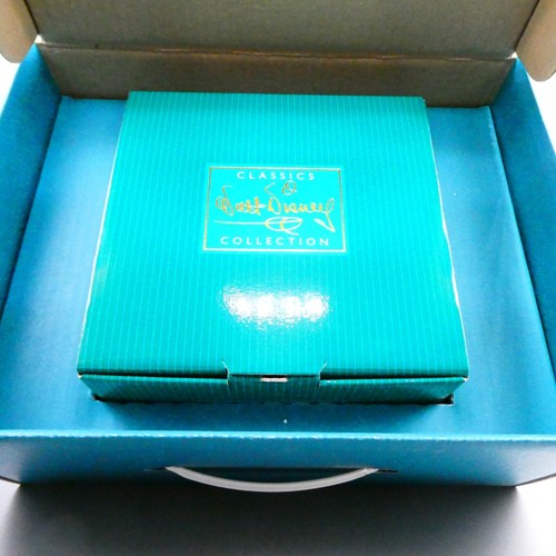 Disney Donald Duck Happy Camper Boxed Collectors Kit + COA Photos Badge Perfect - Picture 17 of 17
