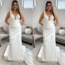 Satin Wedding Dresses Sleeveless White V Neck Elegant Ivory A Line Bridal Gowns