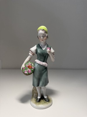 HEREND GIRL WITH FLOWER BASKET 5.7'', HANDPAINTED PORCELAIN FIGURINE