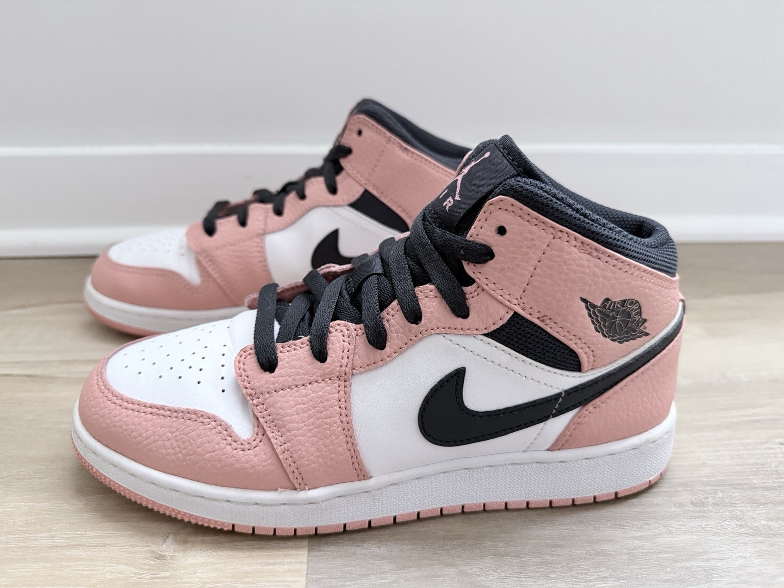 Jordan 1 Mid GS Pink Quartz Size 7Y thumbnail 3