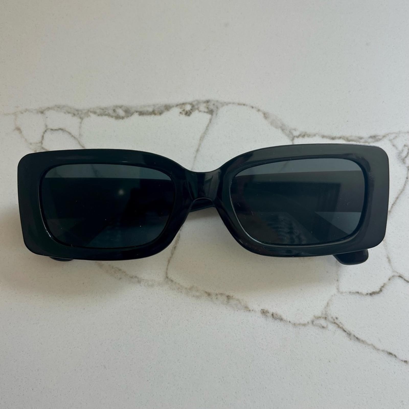 Chic Black Rectangular Sunglasses - image 1