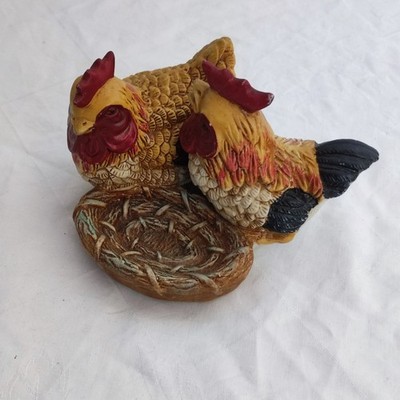 Huhn Hennen Figur mit Nest. Hübsche Dekoration. Figur in Form von einem Hahn.