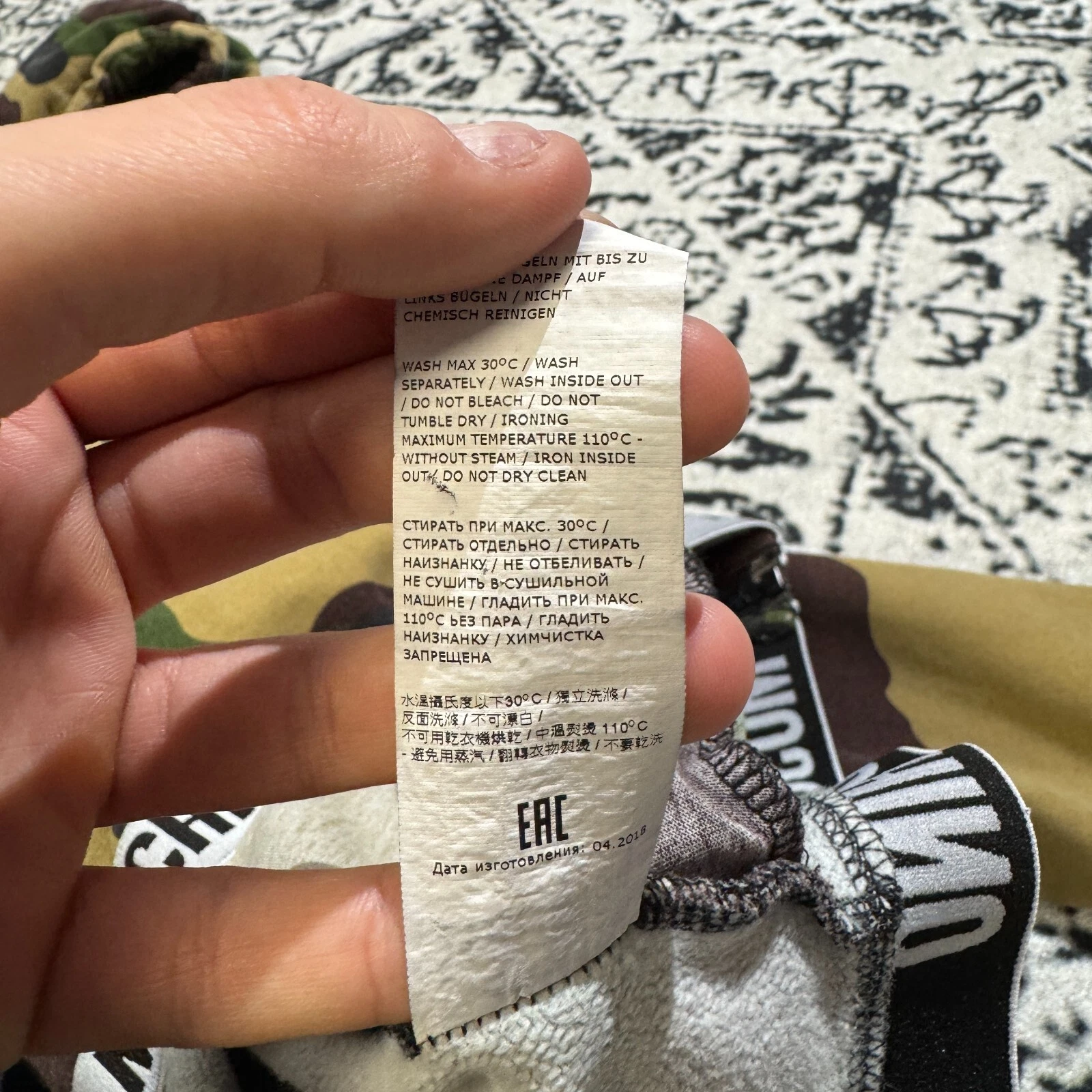 Felpa con cappuccio Moschino unisex vintage anni 90 verde cotone mimetico taglia S vestibilità regolare Y2K Fash