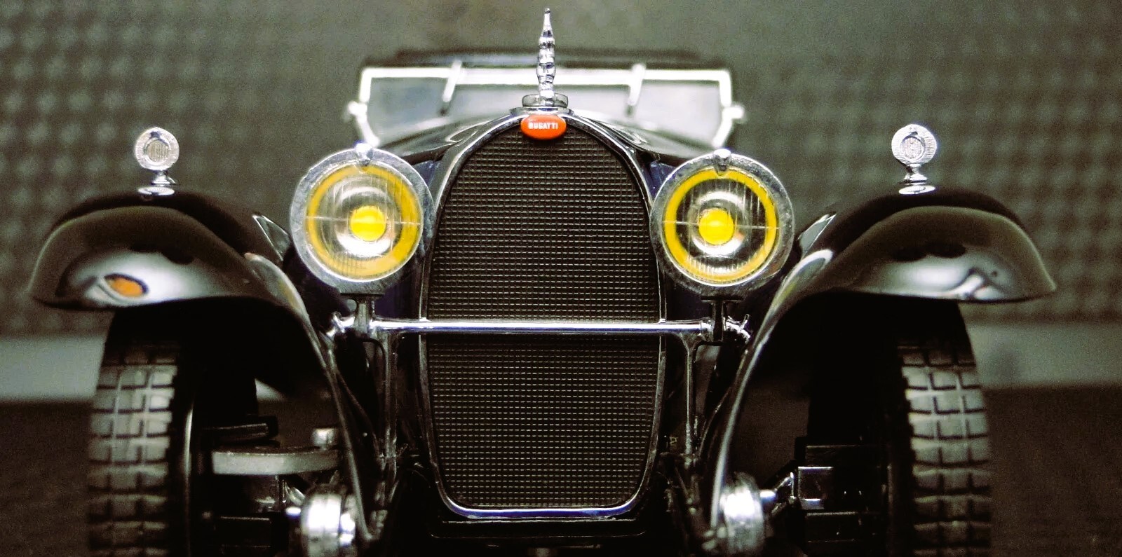 Bugatti with 8Cyl.Engine/Orig.Wheel Rims/Mascot1:24SCALE CUSTOM METAL MODEL