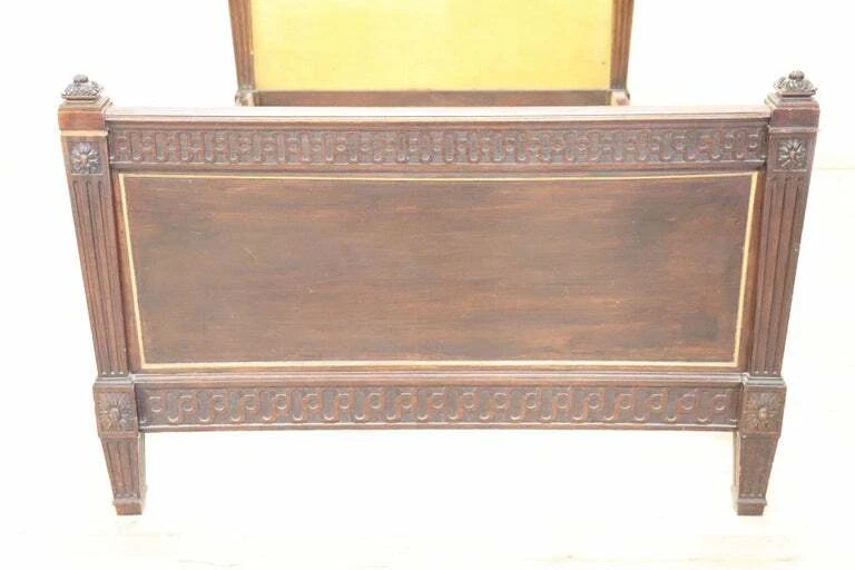 Cama antigua italiana del siglo XIX estilo Luis XVI tallada en nogal Foto 2 de 4