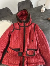Rote Moncler Grenoble mit Gürtel und Tasche sowie Echtpelzkapuze Größe 2