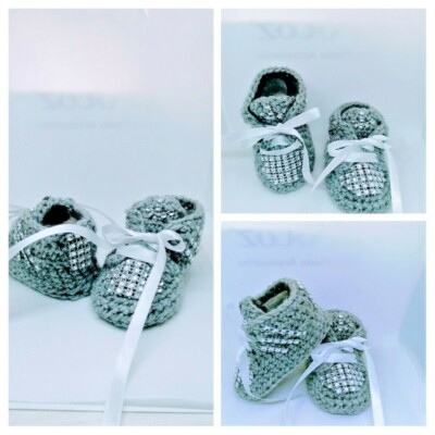   BABY HÄKELSCHUHE AUS SNEAKER, TURNSCHUHE, KLEIDUNG MIT GLÄNZENDEM KRISTALL