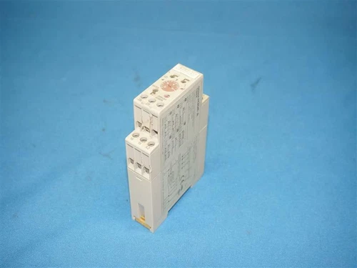 Omron H3DR-A H3DRA Timer 24VDC/AC w/ breakage and scratches